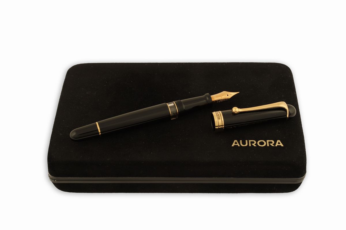Penna Stilografica con Pennino in Oro Aurora 88