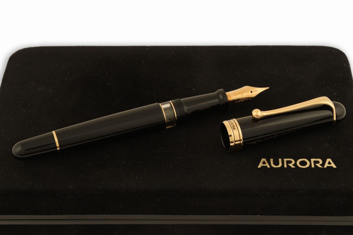 Penna Stilografica con Pennino in Oro Aurora 88