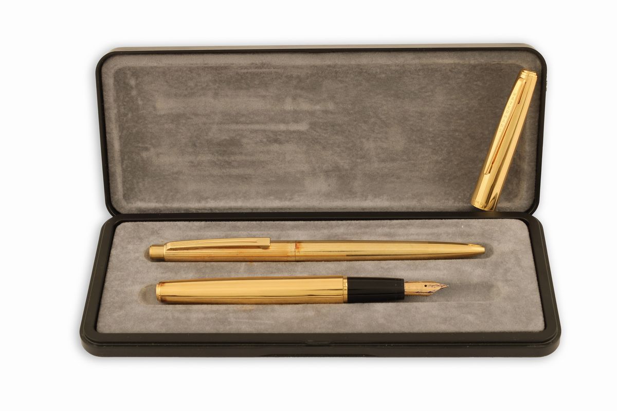 Lotto di Due Penne Waterman Laminante in Oro - una Stilo e una a Sfera