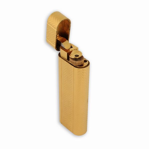 Accendino Cartier laminato in oro con motivo zigrinato