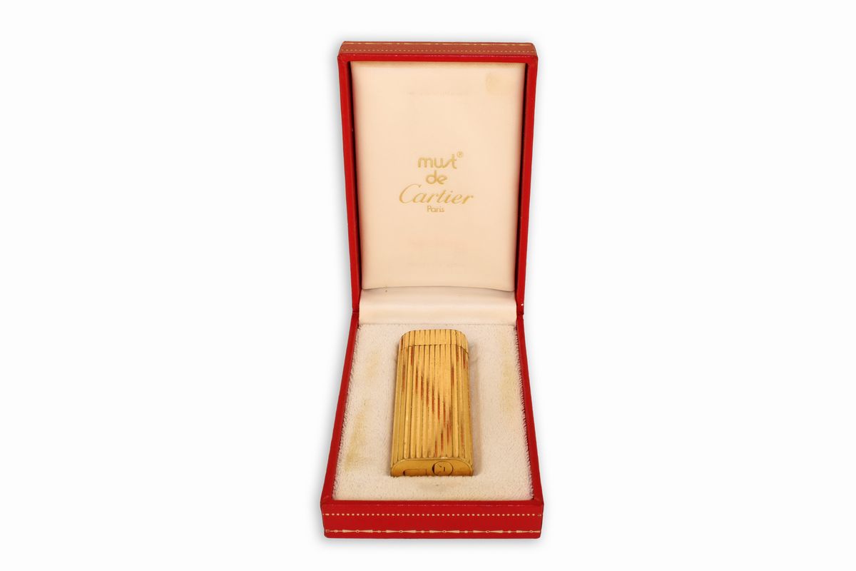 Accendino Cartier Laminato in Oro con Filettatura Verticale
