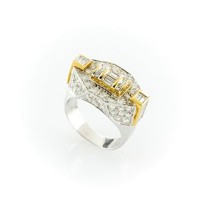 Anello Oro Bianco e Giallo 18 Kt con Diamanti Taglio Brillante e Taglio Baguette.