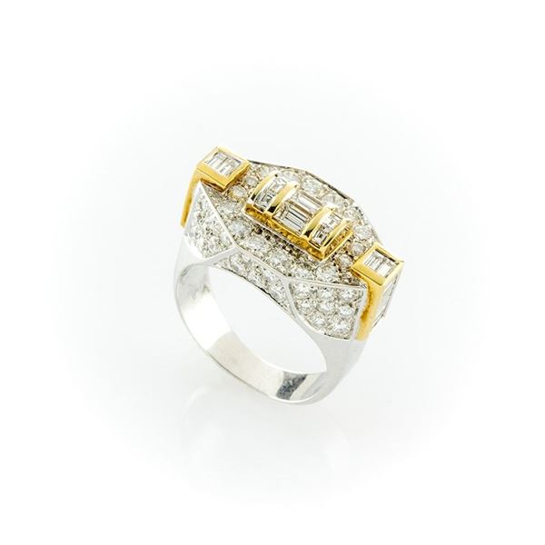 Anello oro bianco e giallo 18 kt con diamanti taglio brillante e taglio baguette. 