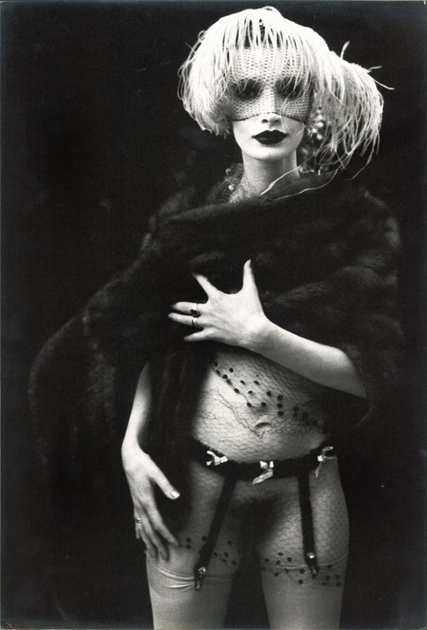 Irina Ionesco - Modella con piume
