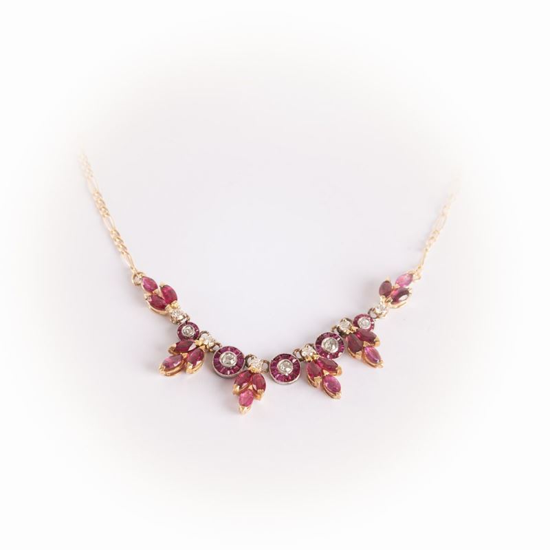Collier in Oro Giallo 18 Kt Costituito da 5 Elementi Rotondi di Manifattura Antica con Diamanti C...