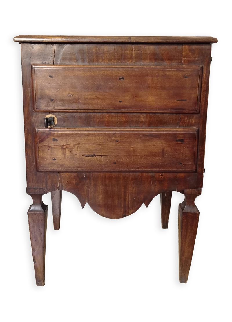 Mobiletto con Piano in Noce. Sportello Centrale con 2 Finti Cassetti sul Fronte.