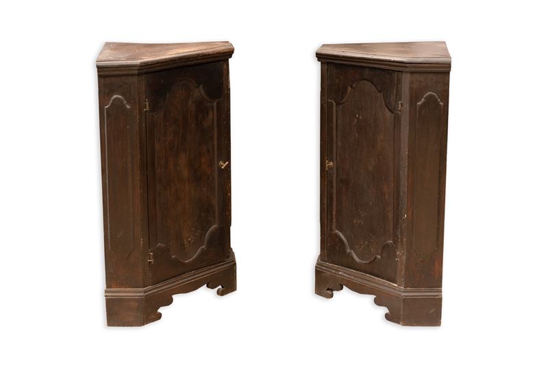 Coppia di angolari scantonati in noce, Marche, XVIII secolo