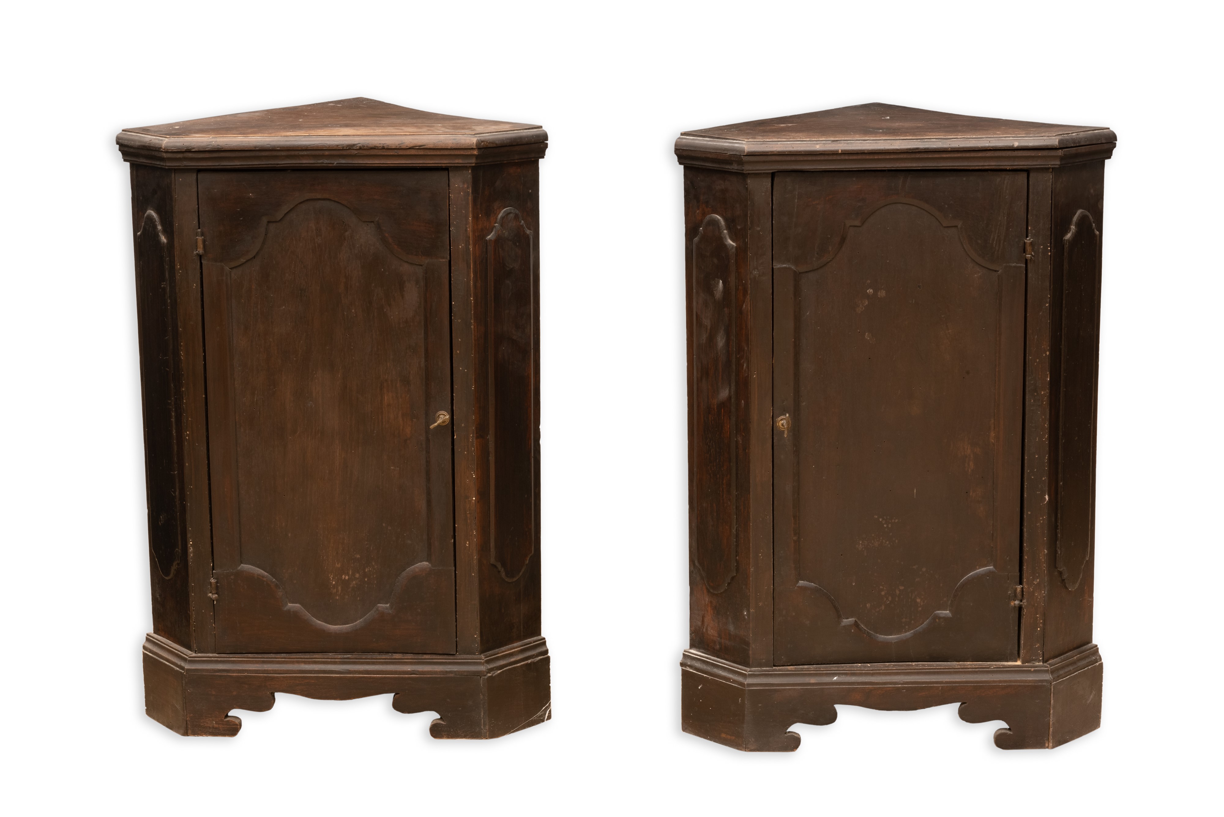 Coppia di angolari scantonati in noce, Marche, XVIII secolo