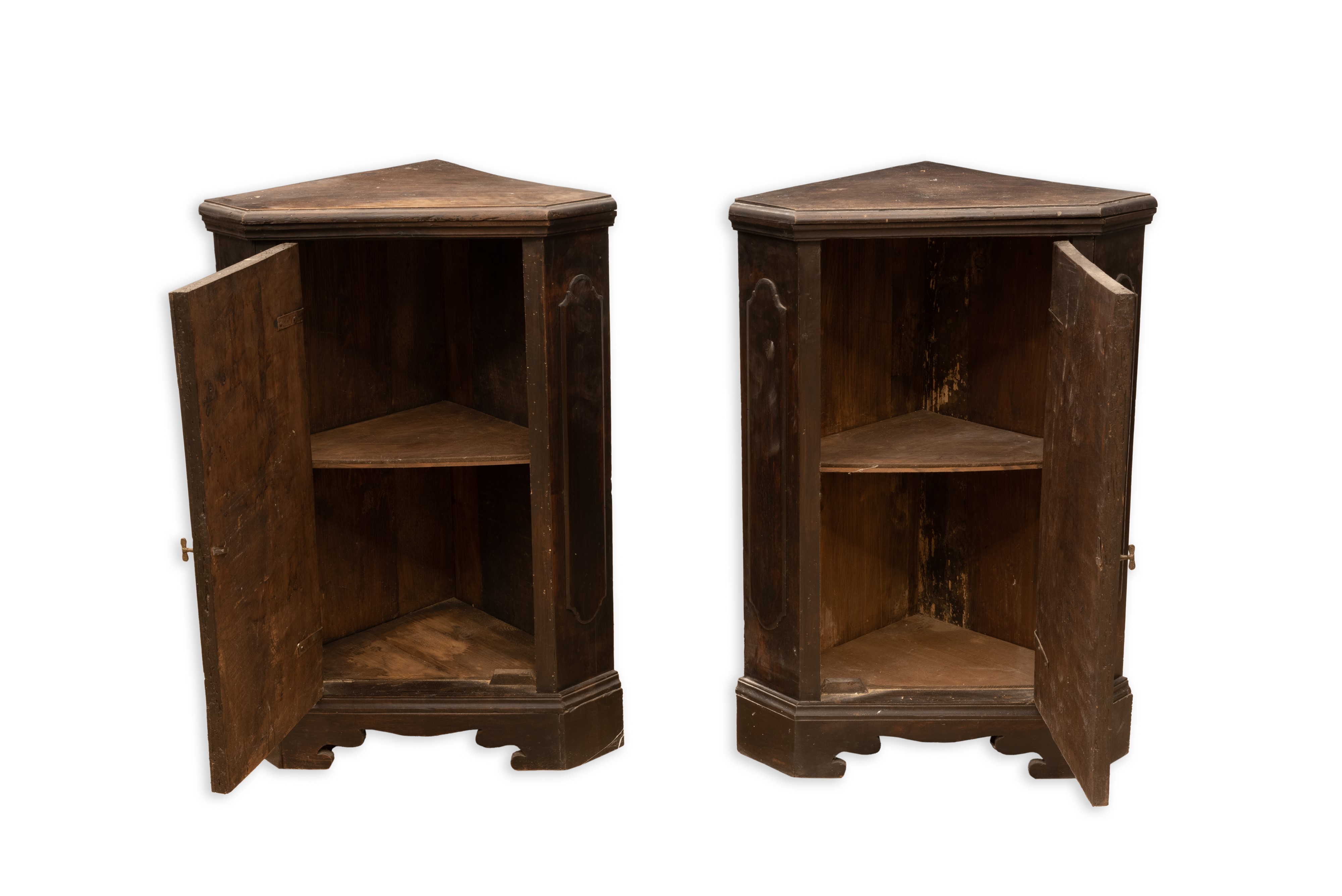 Coppia di angolari scantonati in noce, Marche, XVIII secolo