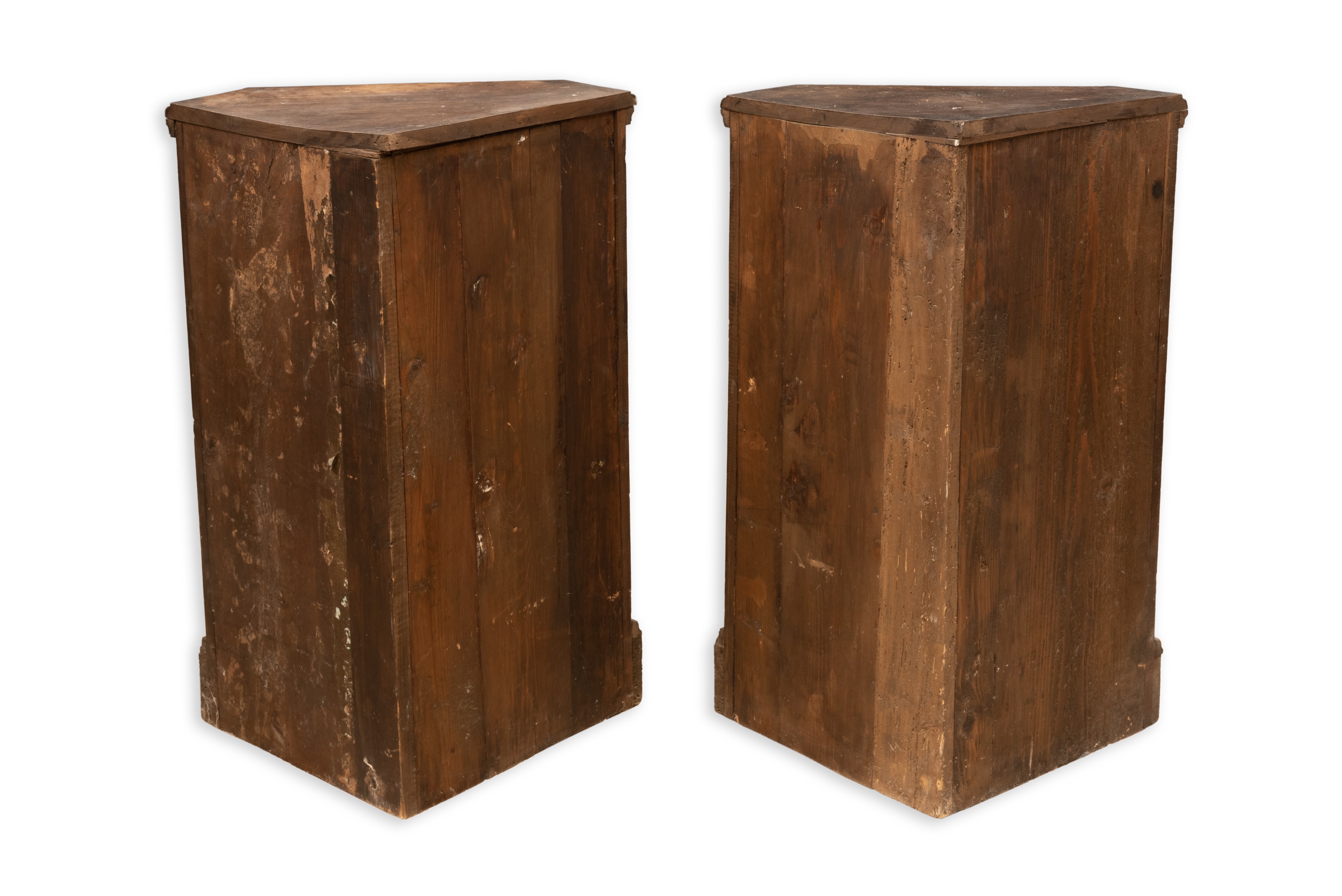 Coppia di angolari scantonati in noce, Marche, XVIII secolo