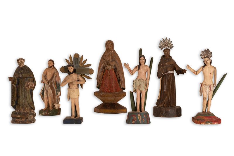 Lotto di 7 statuine in legno policromo con soggetti e misure diverse, Portogallo, XVI/XVII secolo