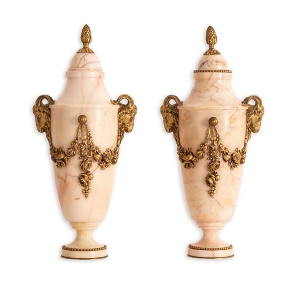 Coppia di vasi francesi in marmo e bronzi dorato