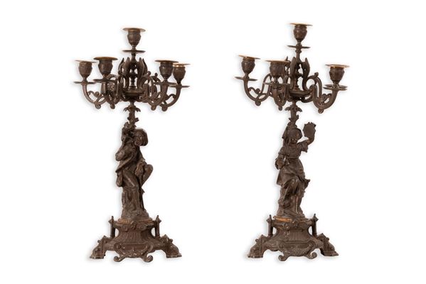 Coppia di candelabri in bronzo brunito a cinque luci