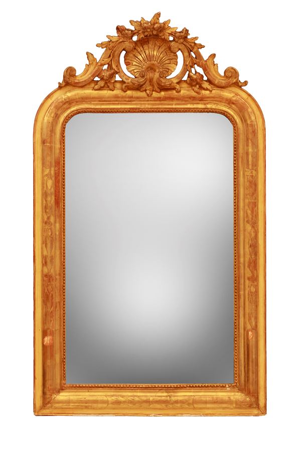 Specchiera in legno dorato con cimasa intagliata con conchiglia