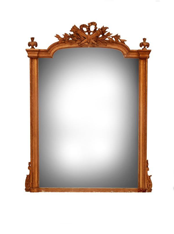 Specchiera in legno dorato e intagliato in stile neoclassico