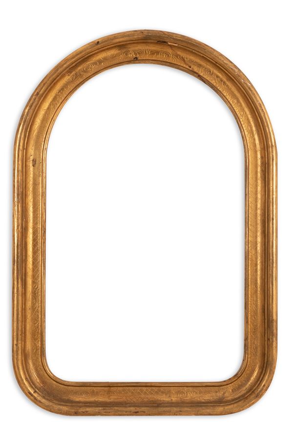 Cornice in legno dorato ovale dei primi anni del Novecento. Decoro inciso a motivi geometrici e ramage.