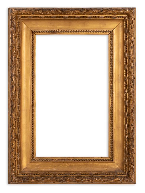 Cornice in legno dorato del XIX secolo con battuta liscia sormontata da un decoro perlinato 