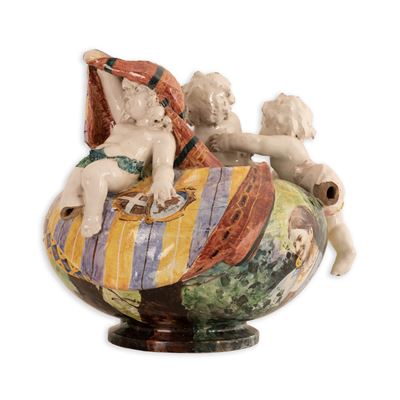 Straordinario Vaso da Centro con Putti e Fiori a Rilievo Interamente Dipinto