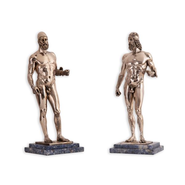 Amilcare Santini - Coppia di sculture laminate in argento raffiguranti bronzi di Riace su basi di marmo 