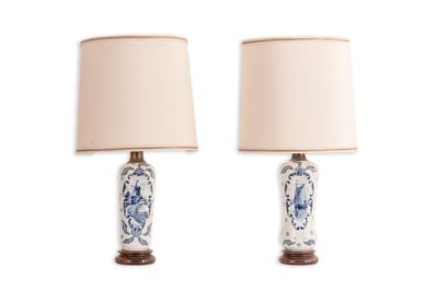 Coppia di Bottiglie Montate a Lampada in Porcellana Bianca e Blu con Ventoline