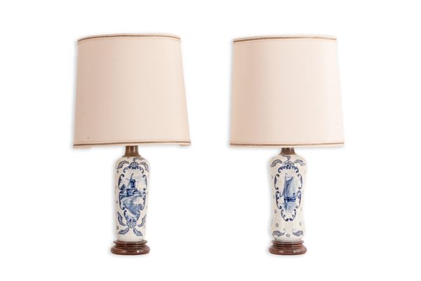 Coppia di bottiglie montate a lampada in porcellana bianca e blu con ventoline