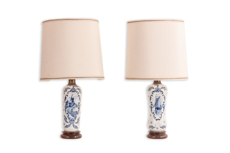 Coppia di Bottiglie Montate a Lampada in Porcellana Bianca e Blu con Ventoline