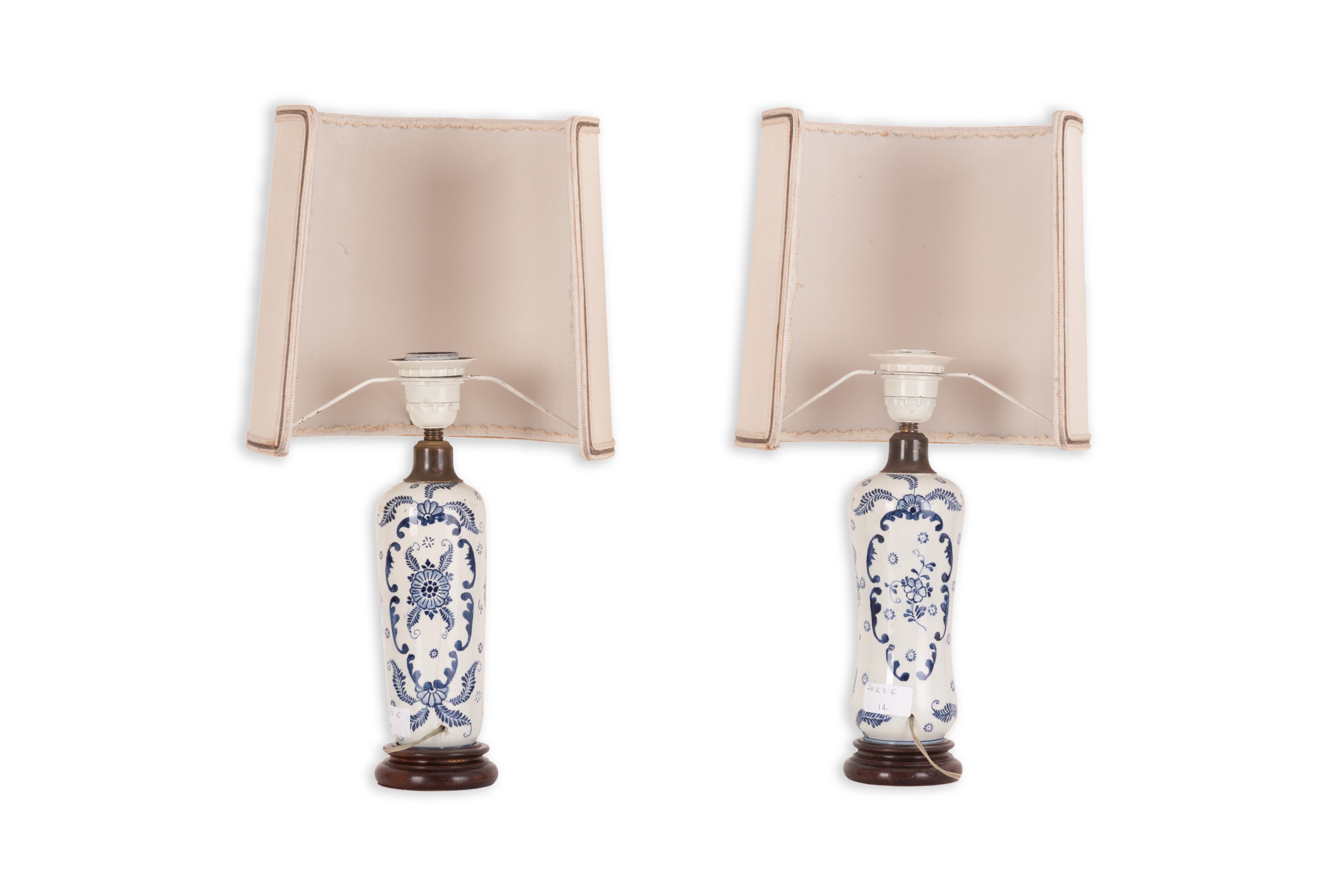 Coppia di Bottiglie Montate a Lampada in Porcellana Bianca e Blu con Ventoline
