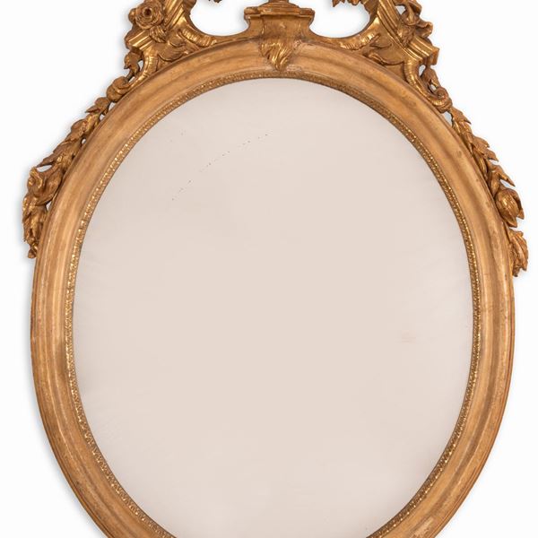 Specchiera in legno dorato e intagliato