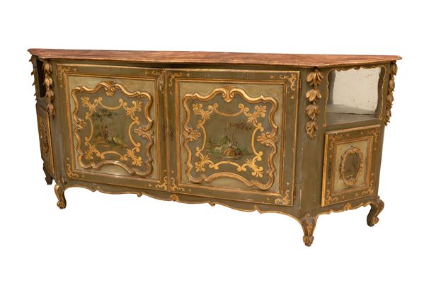Grande credenza laccata e dorata a due ante, Veneto, XVIII secolo