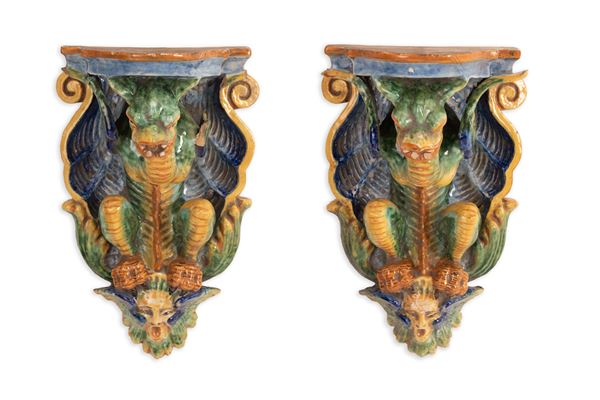 Coppia di mensole in ceramica policroma con draghi e mascheroni