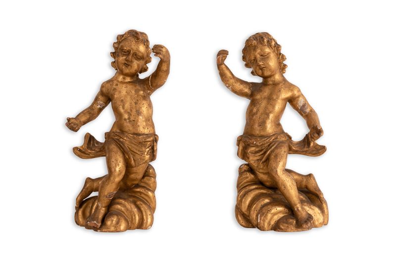 Coppia di putti reggicandela in legno dorato