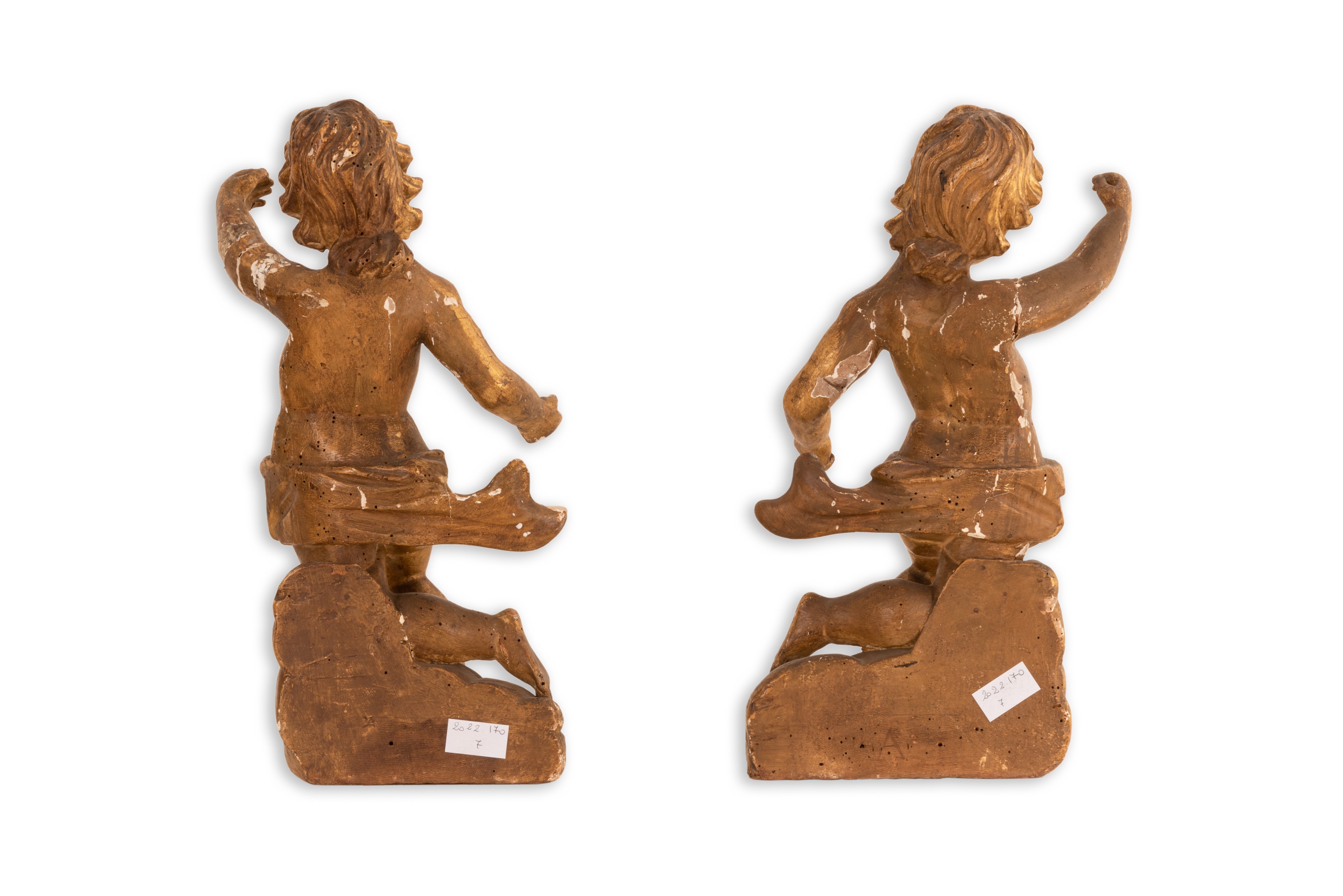 Coppia di putti reggicandela in legno dorato