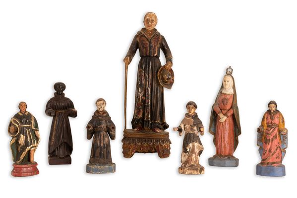 Lotto di 7 statuine in legno policromo con soggetti e misure diverse, Portogallo, XVI/XVII secolo
