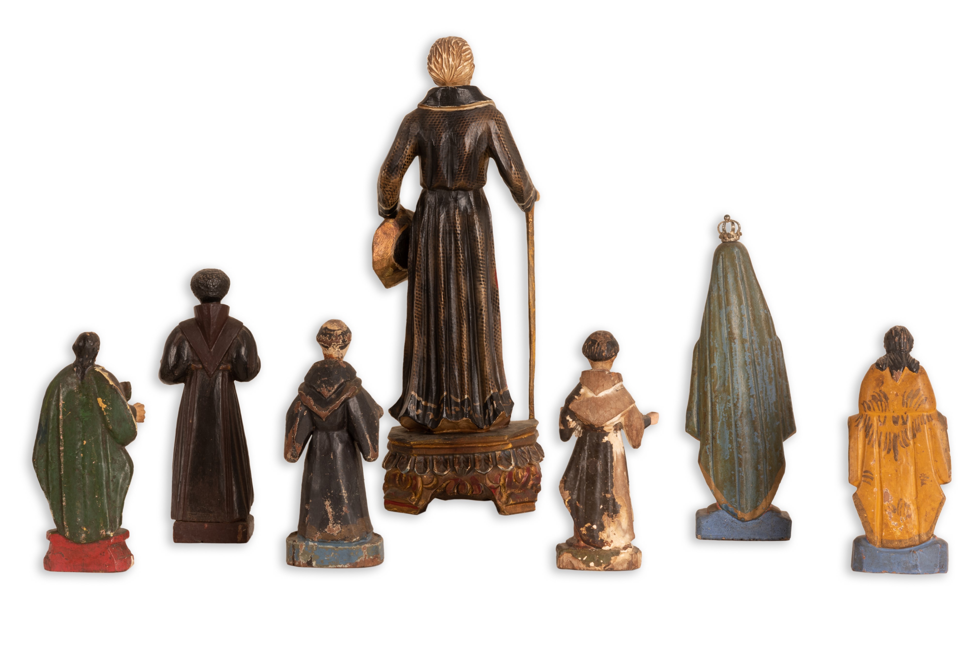 Lotto di 7 statuine in legno policromo con soggetti e misure diverse, Portogallo, XVI/XVII secolo
