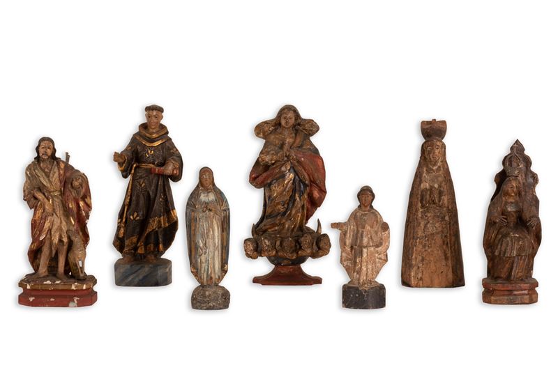 Lotto di 7 statuine in legno policromo con soggetti e misure diverse, Portogallo, XVI/XVII secolo