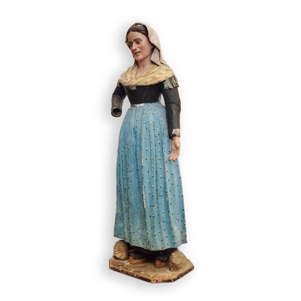 Scultura in cartapesta raffigurante donna in tipico costume di Pacentro