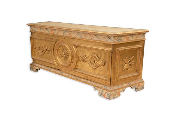 Credenza a due ante in legno intagliato, dorato e decorato a finto marmo, Centro Italia, XIX secolo