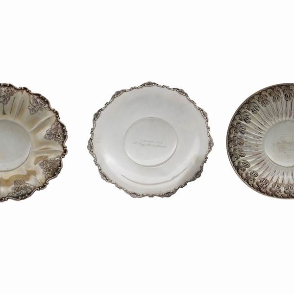 Lotto composto da alzata cesellata e coppia di alzate in argento 800/000