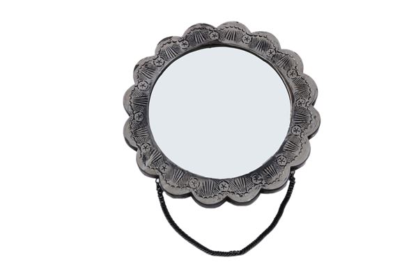 Piccolo specchio tondo "a fiore" in argento 800/000  con catenella. Ricco decoro e rilievo a motivi fogliati al retro. 