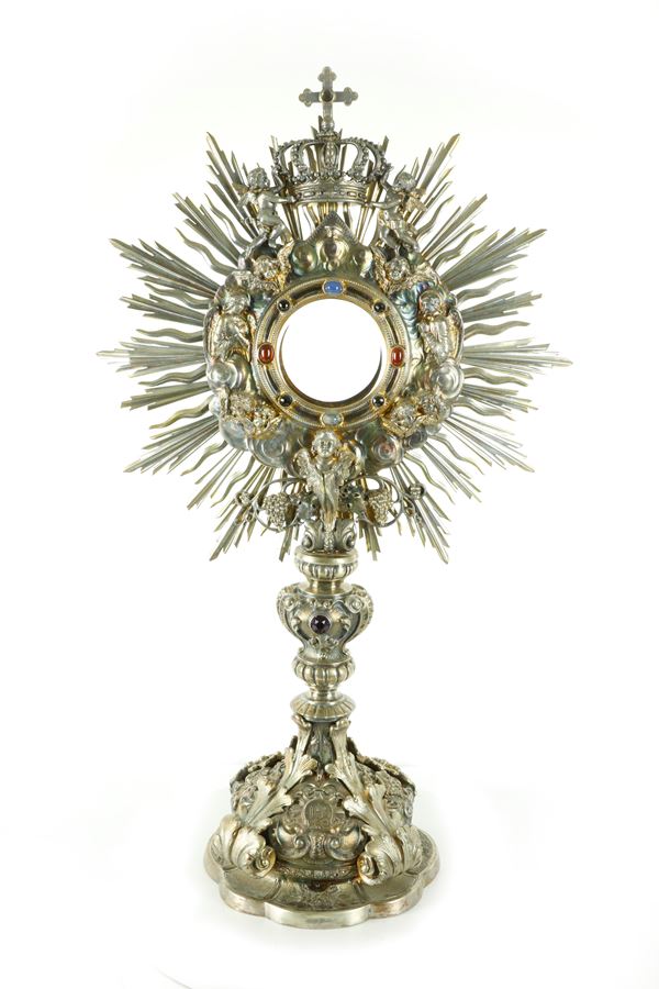 Antico ostensorio da parata in argento sbalzato, cesellato ed in parte dorato. Manifattura romana fine del XVII secolo – inizi del XVIII