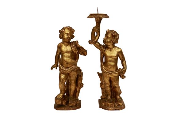 Coppia di angeli portacero in legno dorato e intagliato