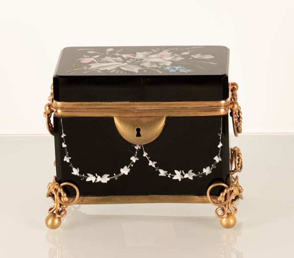 Deliziosa scatola portagioie in ceramica nera con decorazioni floreali a smalto. Inserti e base in bronzo dorato e cesellato. Cina, XIX secolo.
