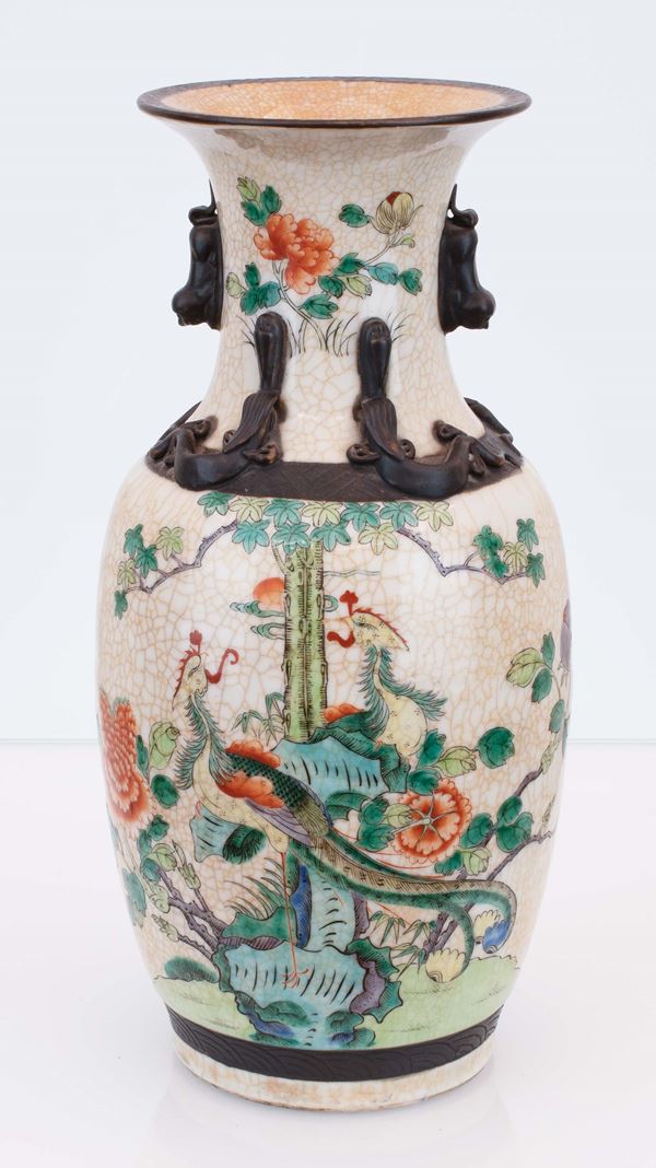 Vaso Nanking decorato con pavoni e fiori. Cina, XIX secolo