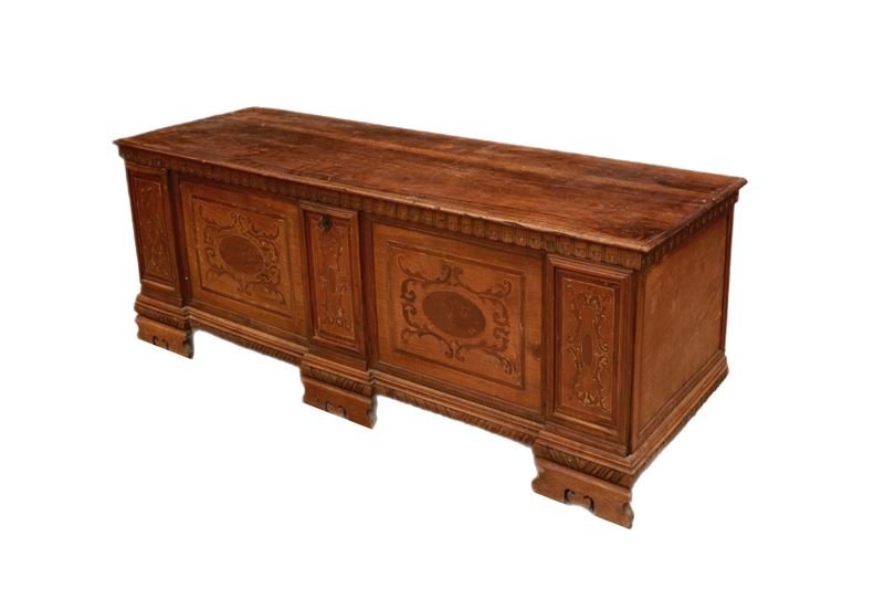 Cassapanca nobiliare in noce scolpita e intarsiata. Veneto, XVII secolo