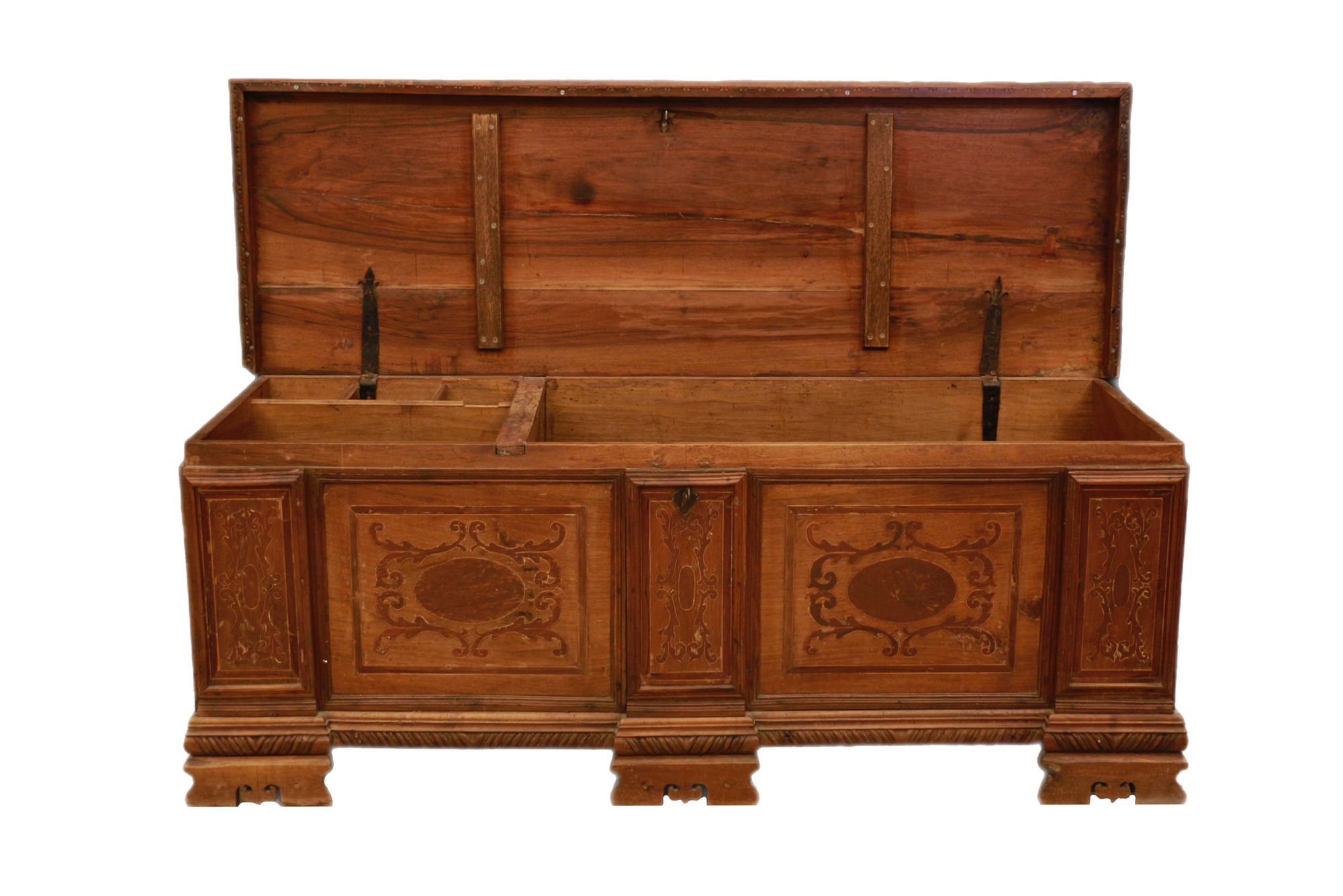 Cassapanca nobiliare in noce scolpita e intarsiata. Veneto, XVII secolo