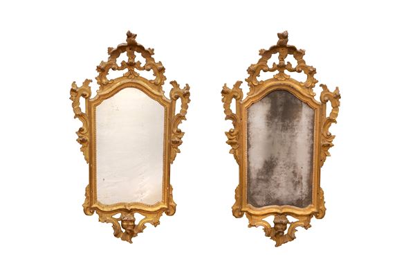 Coppia di specchiere appliques in legno intagliato e dorato. Fregi scolpiti a foglie, volute e roccailles. Veneto, prima metà del XVIII secolo. 