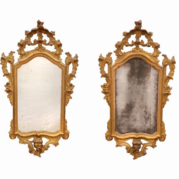 Coppia di specchiere appliques in legno intagliato e dorato. Fregi scolpiti a foglie, volute e roccailles. Veneto, prima metà del XVIII secolo. 