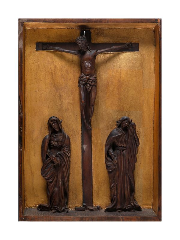 Altorilievo a fondo oro in legno di cirmolo raffigurante Cristo in croce, la Madonna e San Giovanni. Nord Europa(?), XV secolo