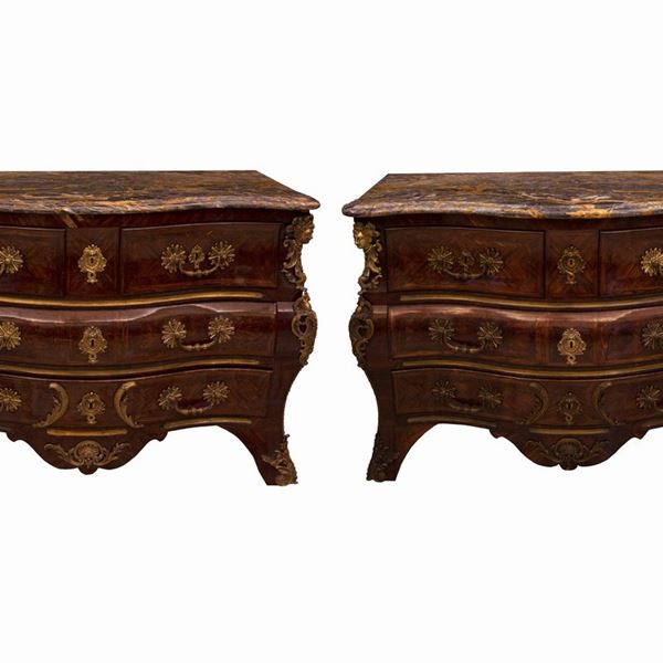 Coppia di commode tombeau in stile Luigi XV in bois de violette e marmo di Fiandra
