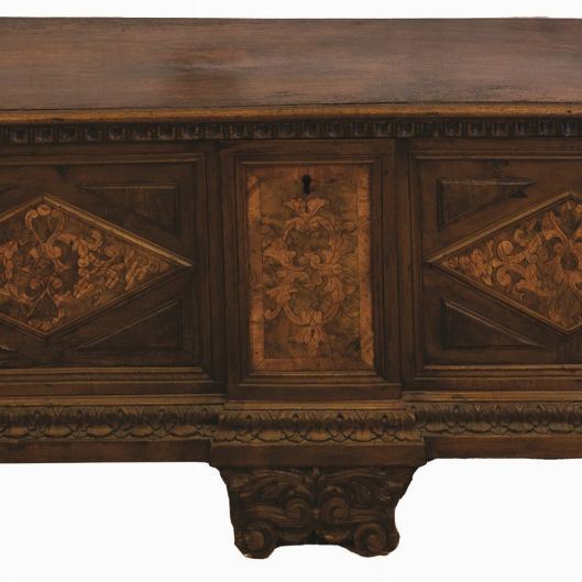 Cassapanca in noce intarsiata sul fronte. Piedi a mensola. Piano dentellato. Veneto, inizi del XVII secolo.